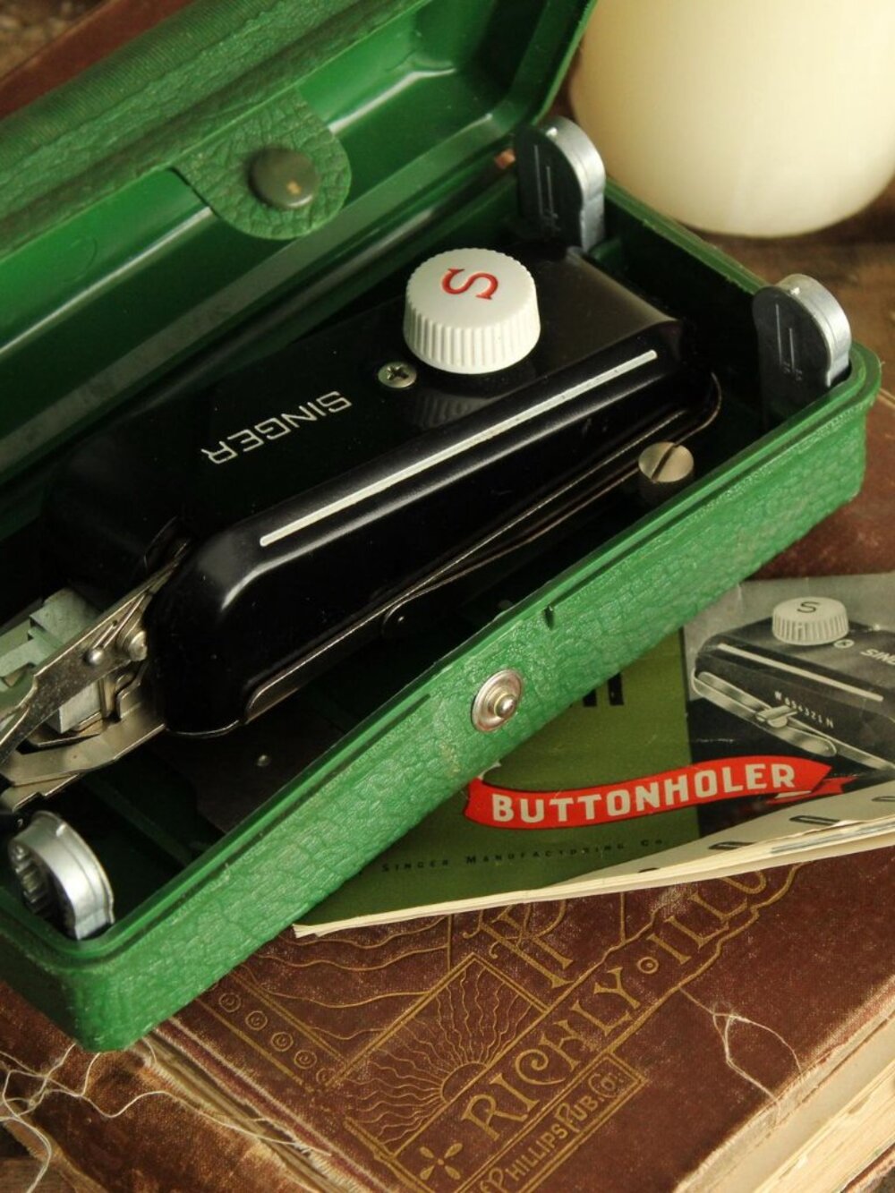 Vintage 1940s Singer Buttonholer Model #160506 Complete Kit, Manual and Case 5 C - Picture 9 of 16